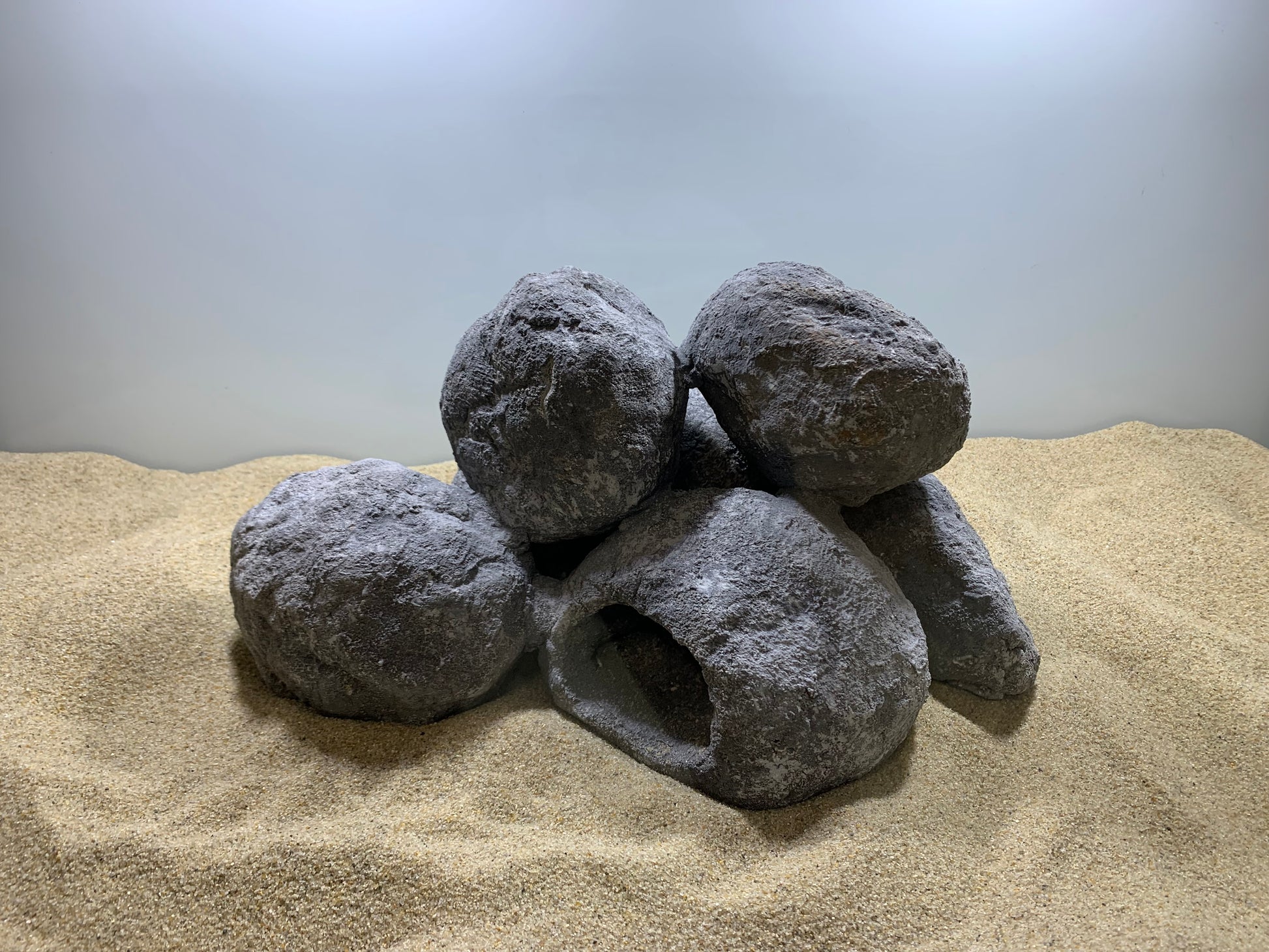 „Handgefertigte Aquarium-Höhlenlandschaft aus 100 % aquariensicherem Material – mehrere große und kleine Höhlen sowie Überhänge als Versteck- und Laichplätze für Welse, Garnelen, Apistogramma und andere Höhlenbrüter. Jedes Stück ein echtes Unikat von Rock-Crafts.“