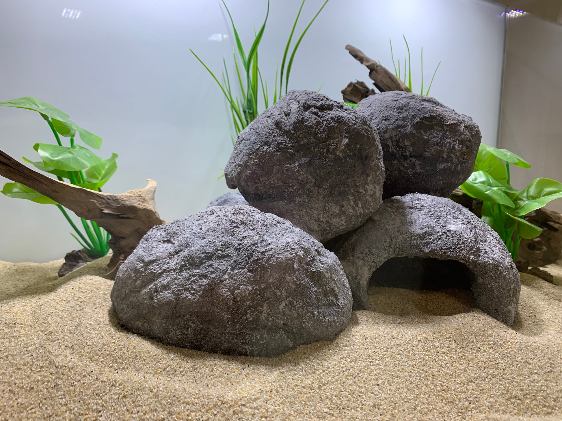 „Seitliche Ansicht einer handgefertigten Barschhöhle – Aquarium Deko Stein mit mehreren Höhlenöffnungen“