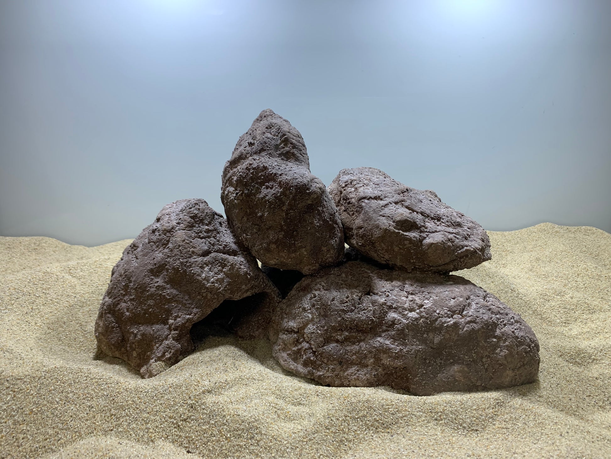 „Handgefertigte Aquarium-Höhlenlandschaft aus 100 % aquariensicherem Material – mehrere große und kleine Höhlen sowie Überhänge als Versteck- und Laichplätze für Welse, Garnelen, Apistogramma und andere Höhlenbrüter. Jedes Stück ein echtes Unikat von Rock-Crafts.“