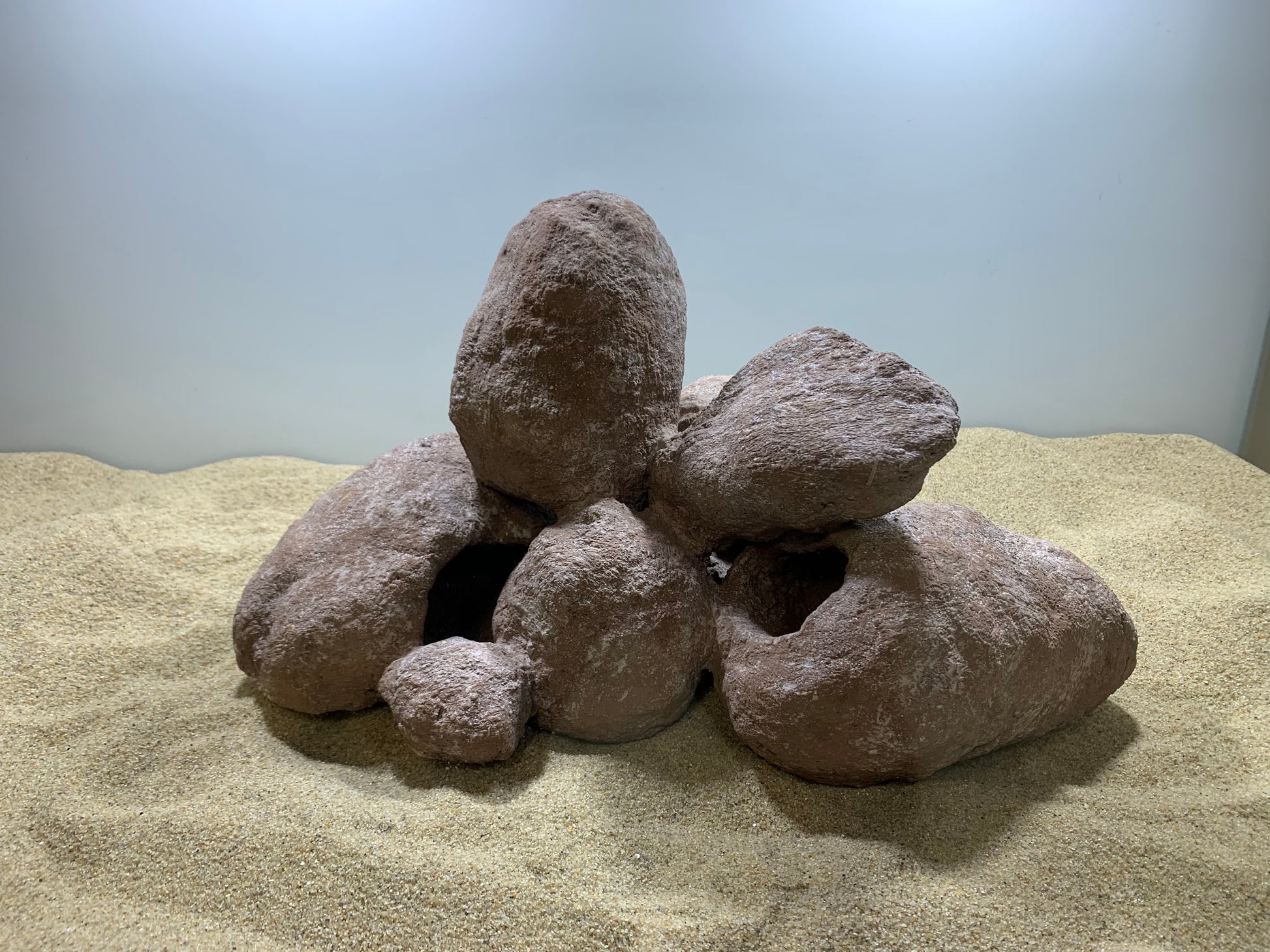 „Handgefertigte Aquarium-Höhlenlandschaft aus 100 % aquariensicherem Material – mehrere große und kleine Höhlen sowie Überhänge als Versteck- und Laichplätze für Welse, Garnelen, Apistogramma und andere Höhlenbrüter. Jedes Stück ein echtes Unikat von Rock-Crafts.“