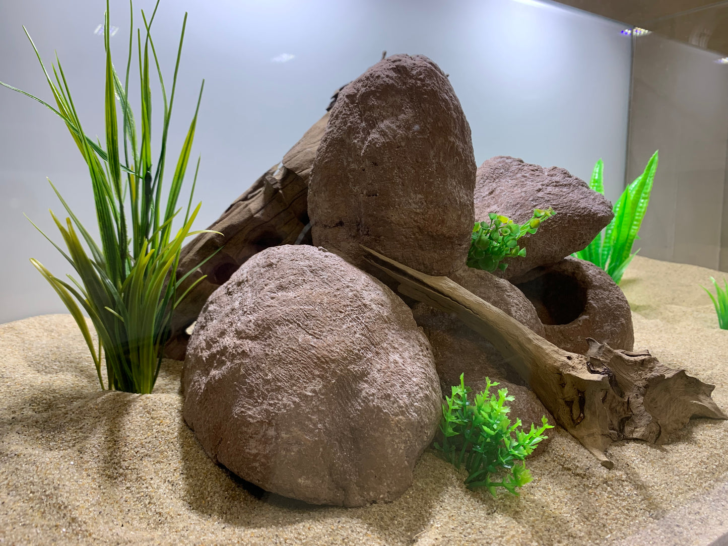 „Seitliche Ansicht einer handgefertigten Barschhöhle – Aquarium Deko Stein mit mehreren Höhlenöffnungen“