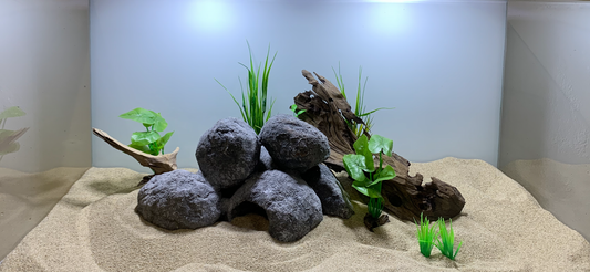 Handgefertigte Aquarium Barschhöhle aus Zement mit Felsenformation, dekoriert mit Pflanzen und Wurzel – Rock-Crafts“