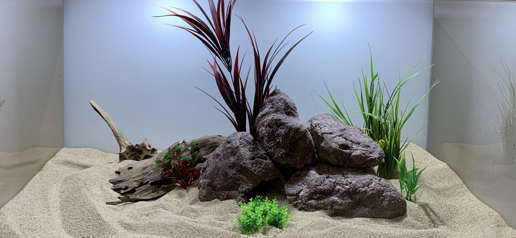 Handgefertigte Aquarium Barschhöhle aus Zement mit Felsenformation, dekoriert mit Pflanzen und Wurzel – Rock-Crafts“