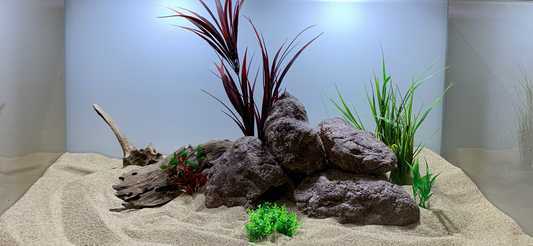 Handgefertigte Aquarium Barschhöhle aus Zement mit Felsenformation, dekoriert mit Pflanzen und Wurzel – Rock-Crafts“