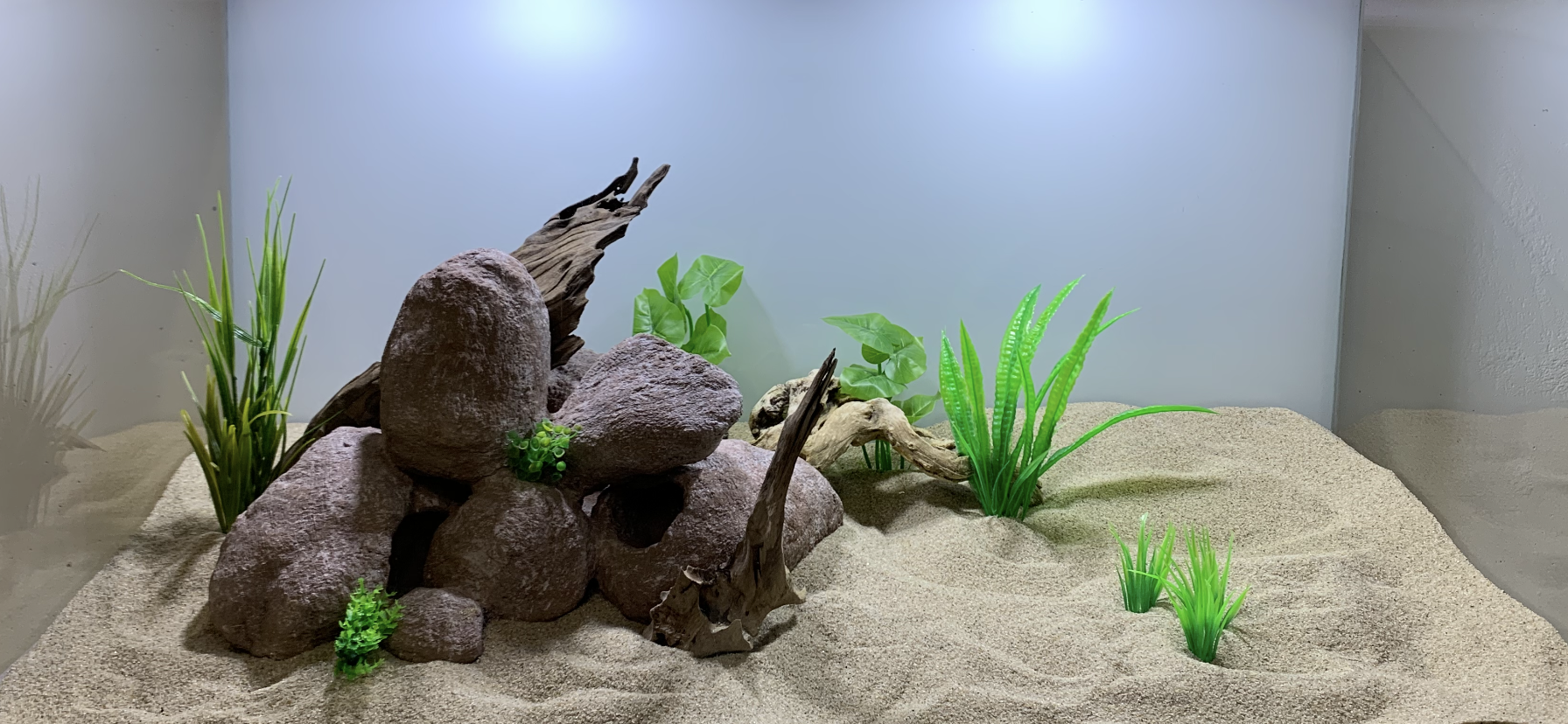 Handgefertigte Aquarium Barschhöhle aus Zement mit Felsenformation, dekoriert mit Pflanzen und Wurzel – Rock-Crafts“