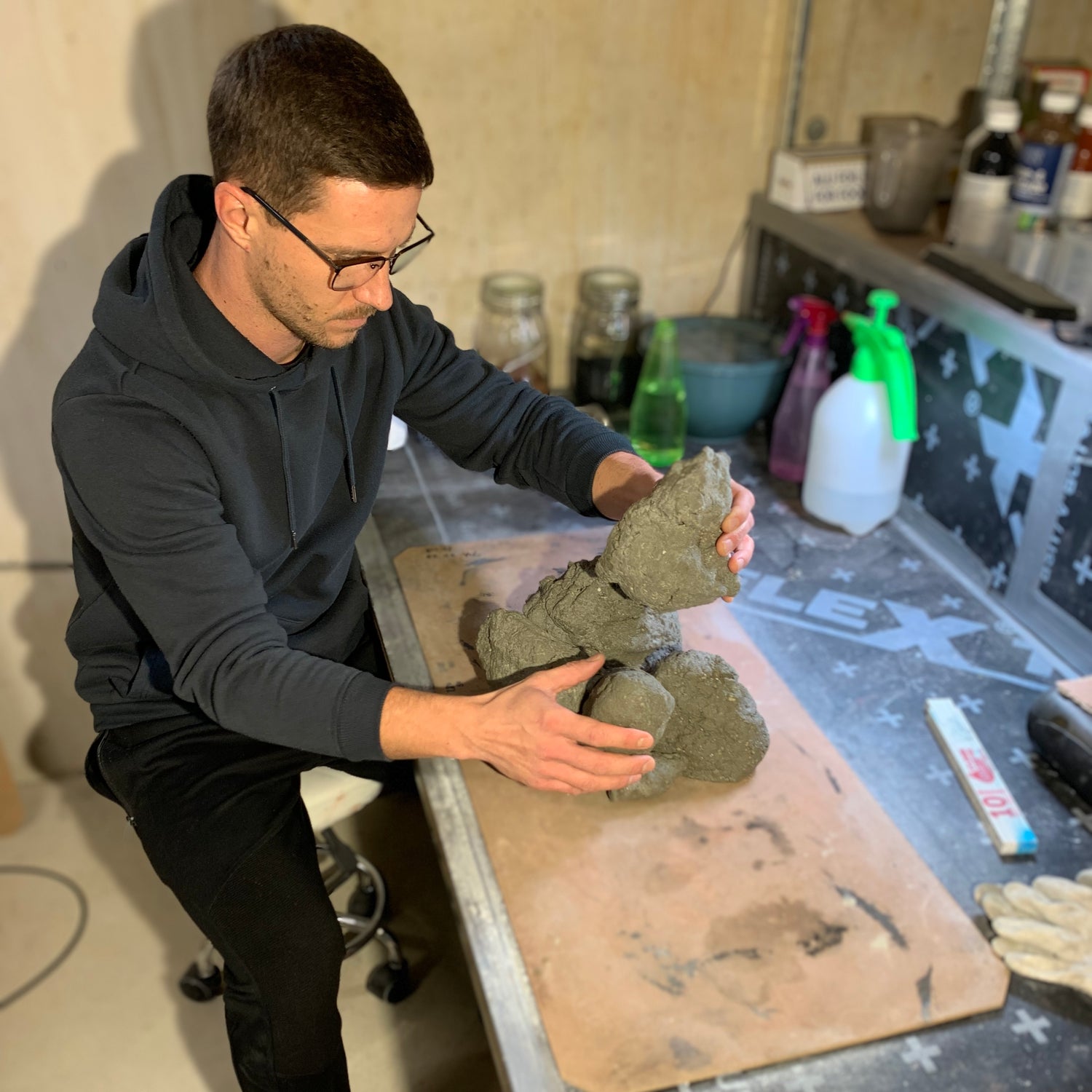 „Handwerk bei Rock-Crafts: Gründer beim persönlichen Auswählen und Prüfen eines originalen, naturbelassenen Aquariumfelsens für Malawi- und Tanganjika-Becken – 100 % Natur, direkt vom See.“