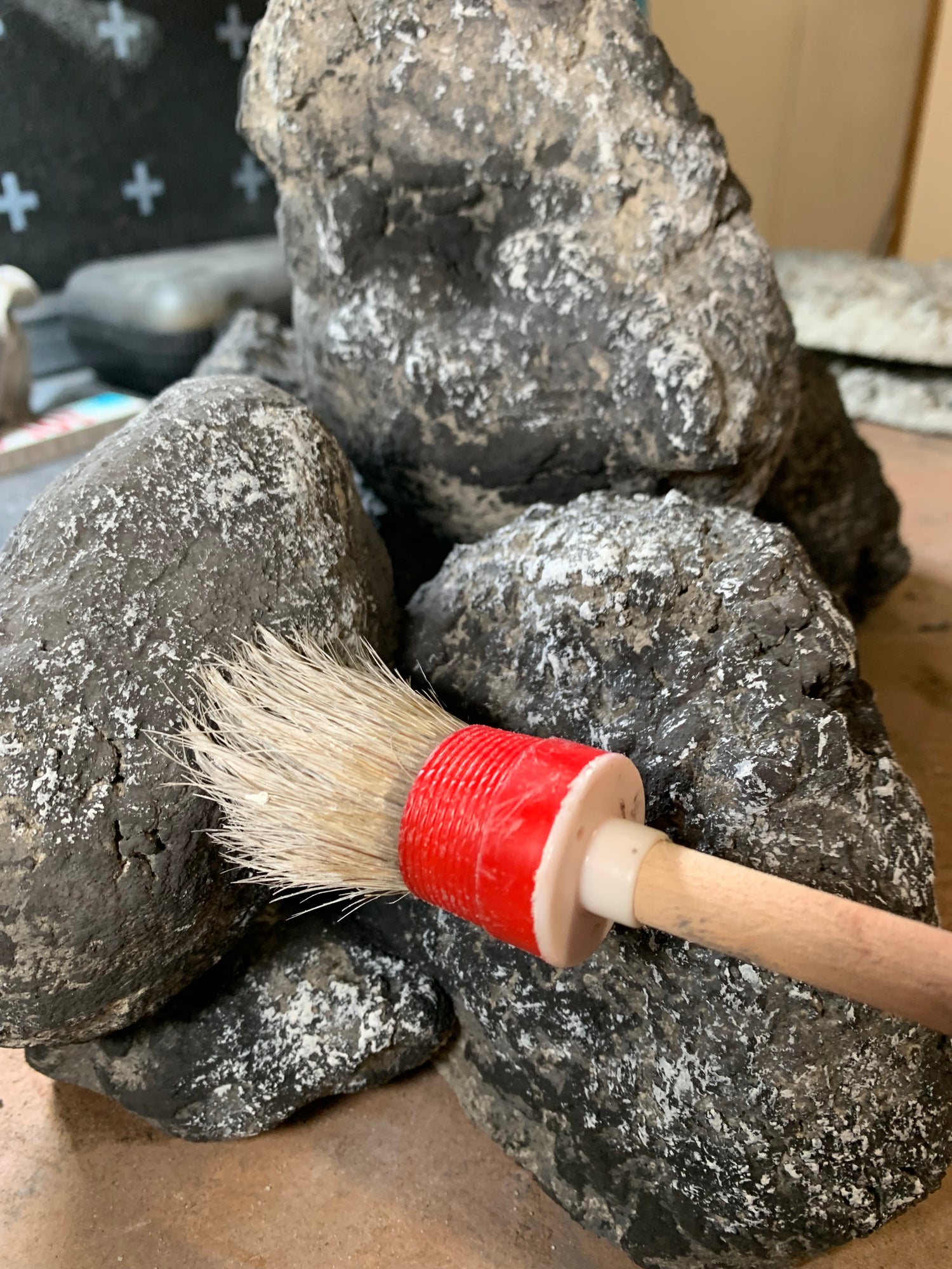 „Unsere Aquariumfelsen werden von Hand bemalt und betupft – naturnahe Farbgebung für dein Malawi-Becken.“