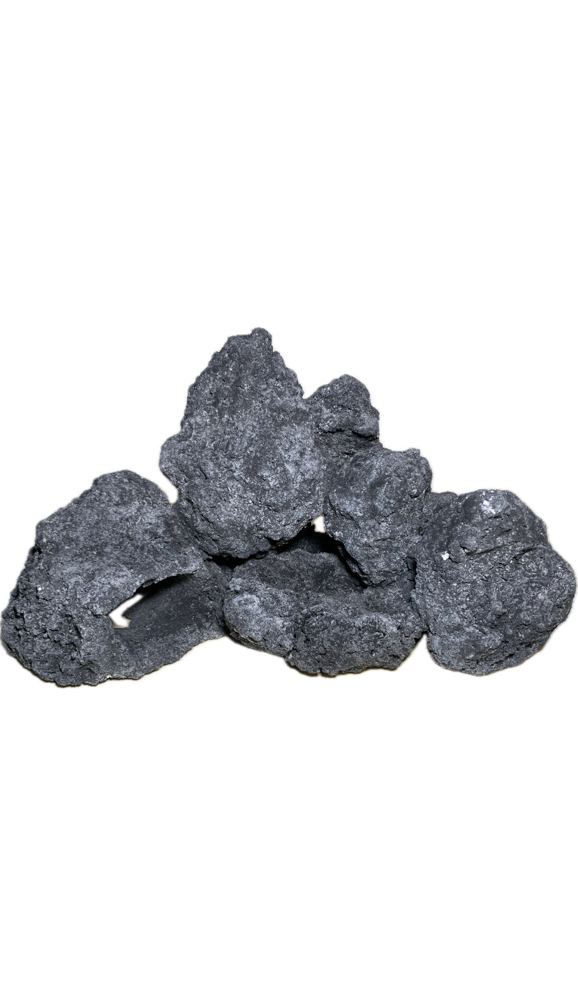 Schwarze künstliche Aquarium-Stein-Formation mit mehreren verbundenen Höhlenöffnungen für Zierfische.