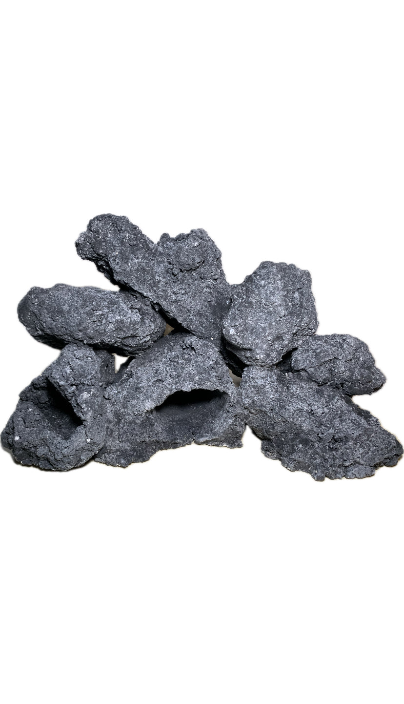 Schwarze künstliche Aquarium-Stein-Formation mit mehreren verbundenen Höhlenöffnungen für Zierfische.