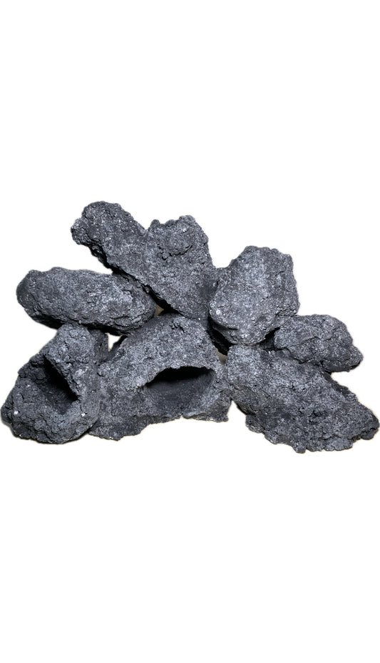 Schwarze künstliche Aquarium-Stein-Formation mit mehreren verbundenen Höhlenöffnungen für Zierfische.