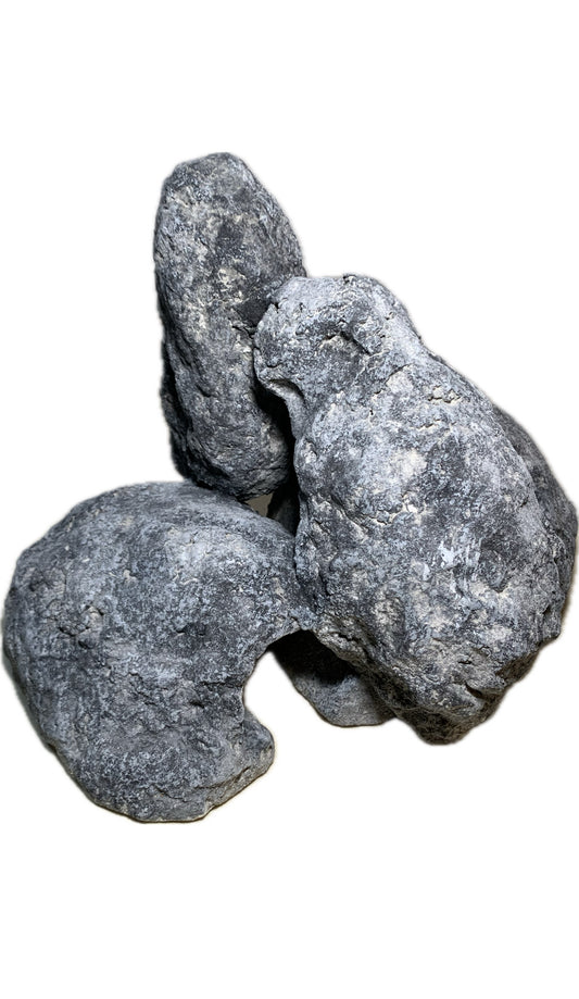 Graue künstliche Aquarium-Stein-Formation mit mehreren verbundenen Höhlenöffnungen für Zierfische.