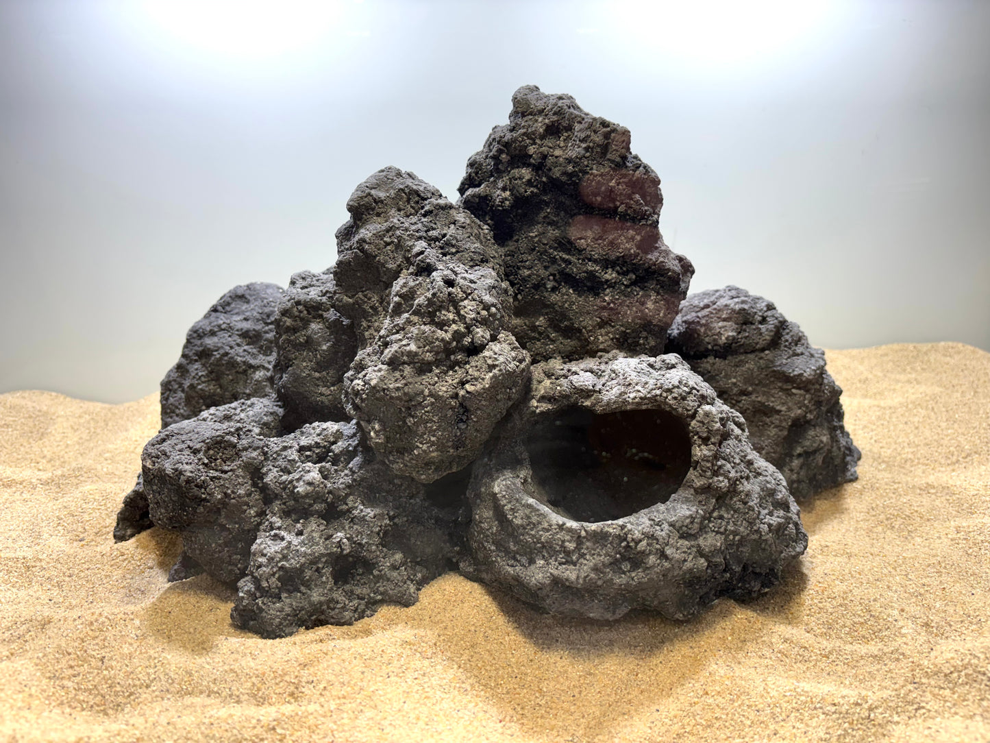 „Handgefertigte Aquarium-Höhlenlandschaft aus 100 % aquariensicherem Material – mehrere große und kleine Höhlen sowie Überhänge als Versteck- und Laichplätze für Welse, Garnelen, Apistogramma und andere Höhlenbrüter. Jedes Stück ein echtes Unikat von Rock-Crafts.“