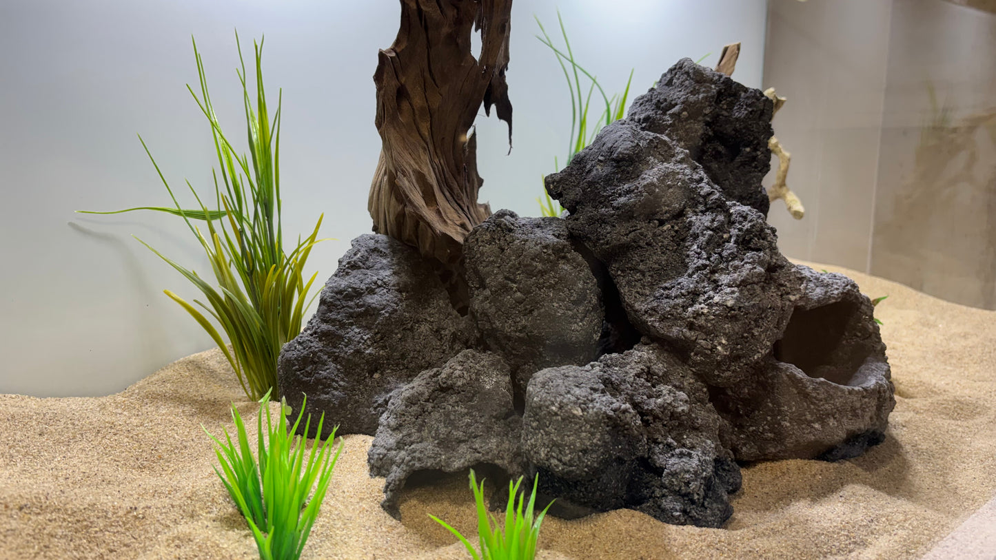 „Handgefertigte Aquariendekoration aus aquariensicherem Höhlenfelsen und natürlicher Wurzel – kombiniert zahlreiche Verstecke, Höhlen und Aufwuchsfäche, perfekt für Garnelen, Welse, Apistogramma und ein natürliches Aquascape. Jedes Stück ein Unikat von Rock-Crafts.“