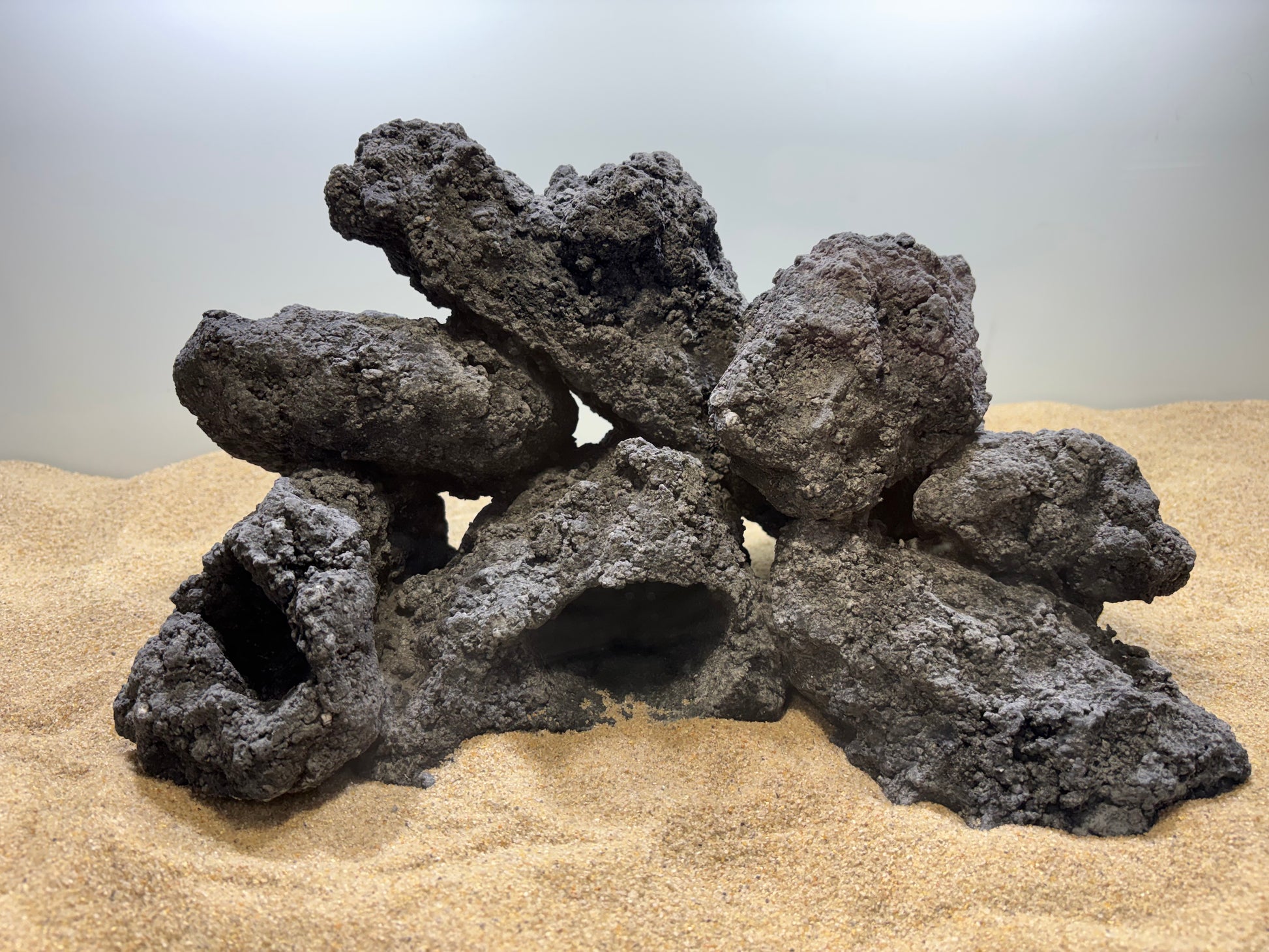 „Handgefertigte Aquarium-Höhlenlandschaft aus 100 % aquariensicherem Material – mehrere große und kleine Höhlen sowie Überhänge als Versteck- und Laichplätze für Welse, Garnelen, Apistogramma und andere Höhlenbrüter. Jedes Stück ein echtes Unikat von Rock-Crafts.“