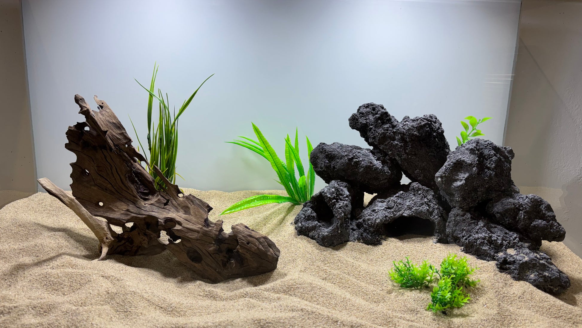 „Handgefertigte Aquarium-Höhlenlandschaft aus 100 % aquariensicherem Material – bietet zahlreiche Höhlen, Überhänge und Versteckmöglichkeiten für Garnelen, Welse, Apistogramma und andere Höhlenbrüter. Jedes Stück ein echtes Unikat von Rock-Crafts.“