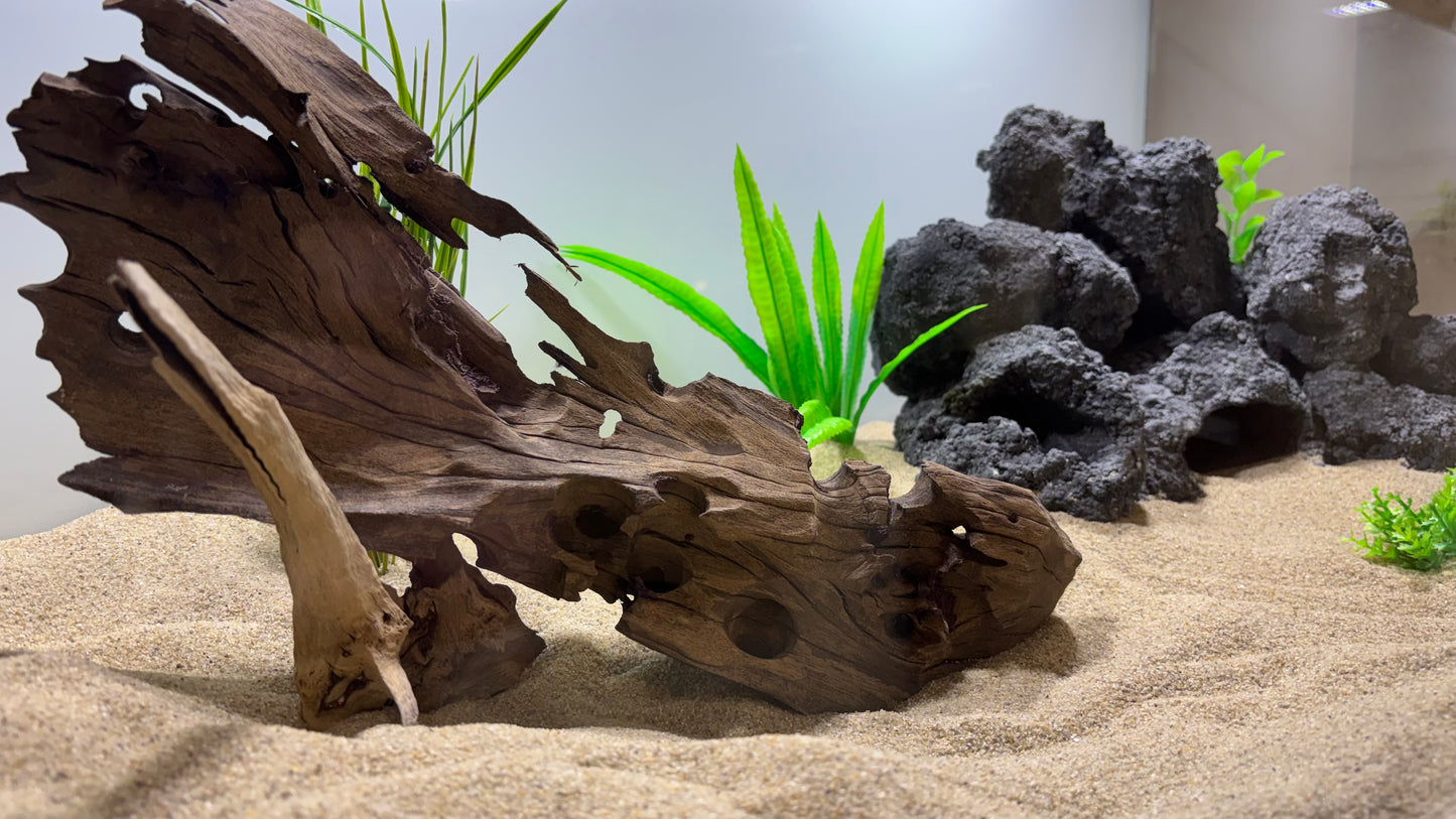 „Handgefertigte Aquariendekoration aus aquariensicherem Höhlenfelsen und natürlicher Wurzel – kombiniert zahlreiche Verstecke, Höhlen und Aufwuchsfäche, perfekt für Garnelen, Welse, Apistogramma und ein natürliches Aquascape. Jedes Stück ein Unikat von Rock-Crafts.“