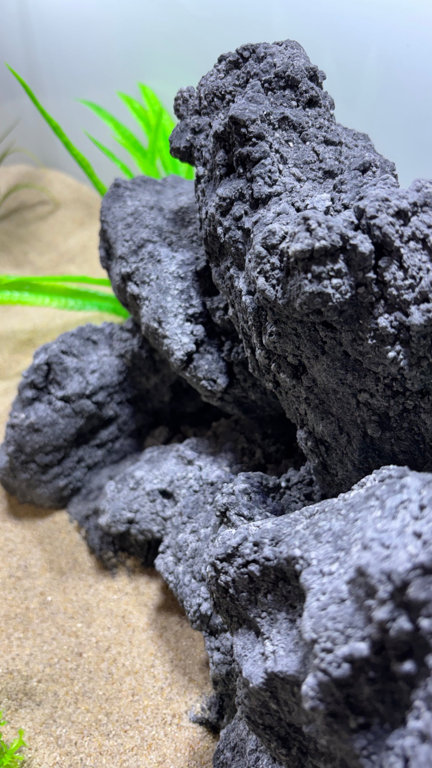 „Detailansicht der Felsstruktur – handgefertigte pH-neutrale Aquarium Höhle aus Zement“