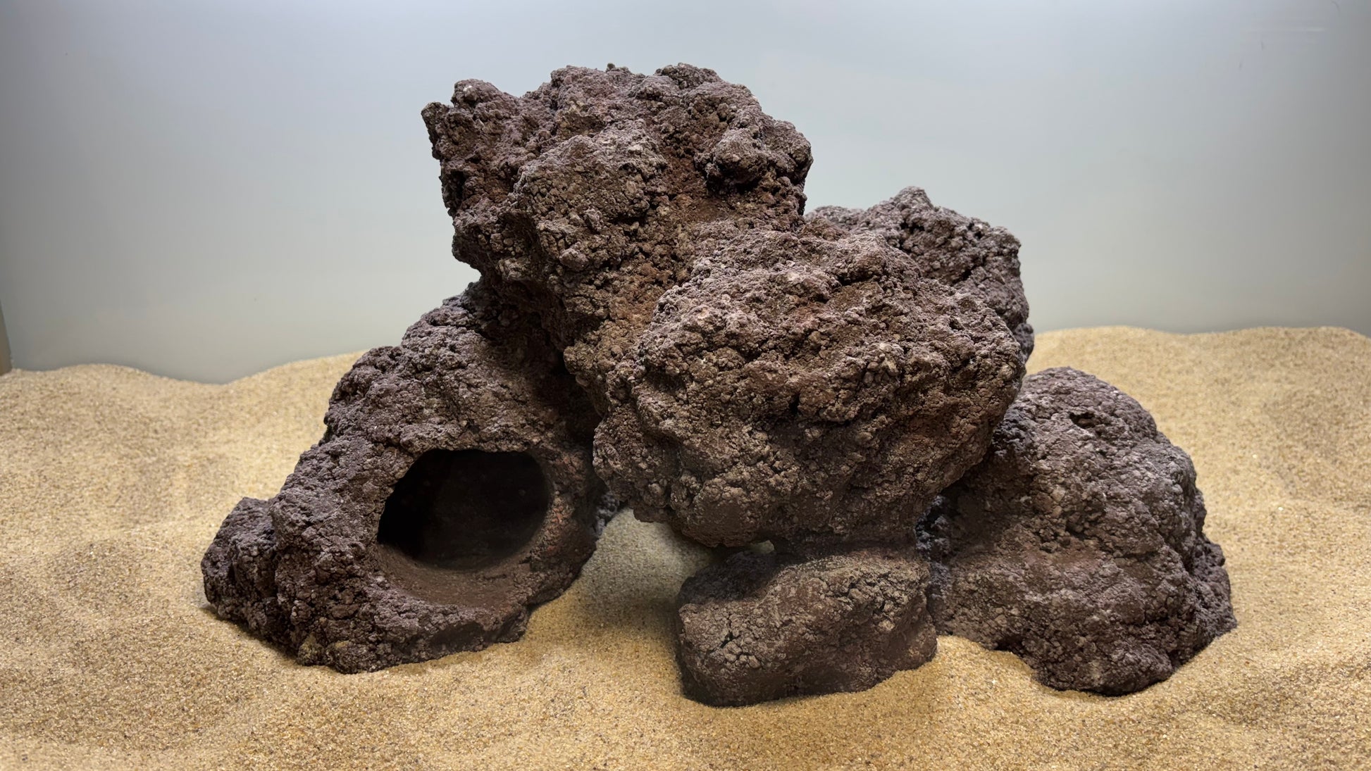 „Handgefertigte Aquarium-Höhlenlandschaft aus 100 % aquariensicherem Material – mehrere große und kleine Höhlen sowie Überhänge als Versteck- und Laichplätze für Welse, Garnelen, Apistogramma und andere Höhlenbrüter. Jedes Stück ein echtes Unikat von Rock-Crafts.“