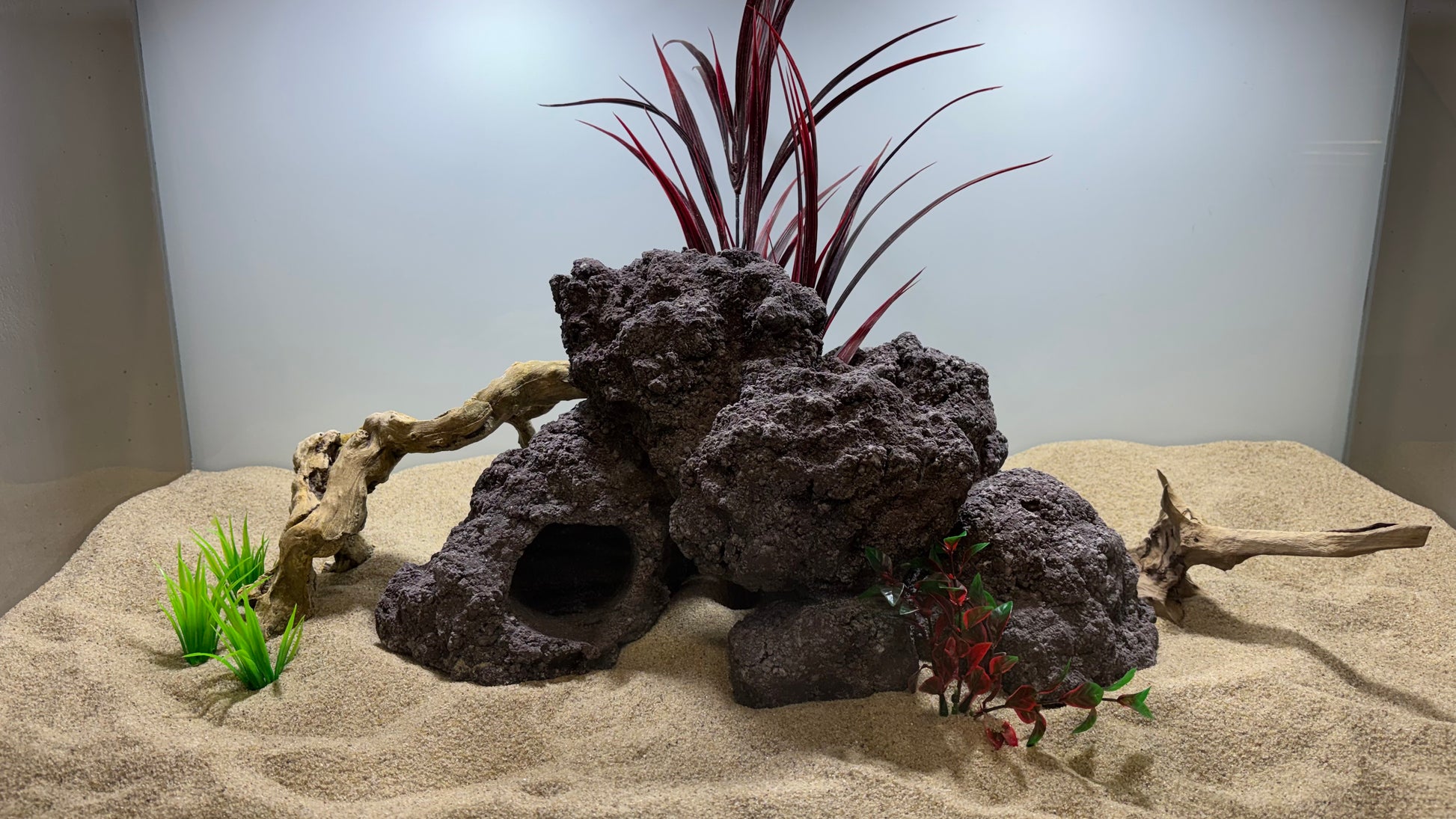 „Handgefertigte Aquarium-Höhlenlandschaft aus 100 % aquariensicherem Material – bietet zahlreiche Höhlen, Überhänge und Versteckmöglichkeiten für Garnelen, Welse, Apistogramma und andere Höhlenbrüter. Jedes Stück ein echtes Unikat von Rock-Crafts.“