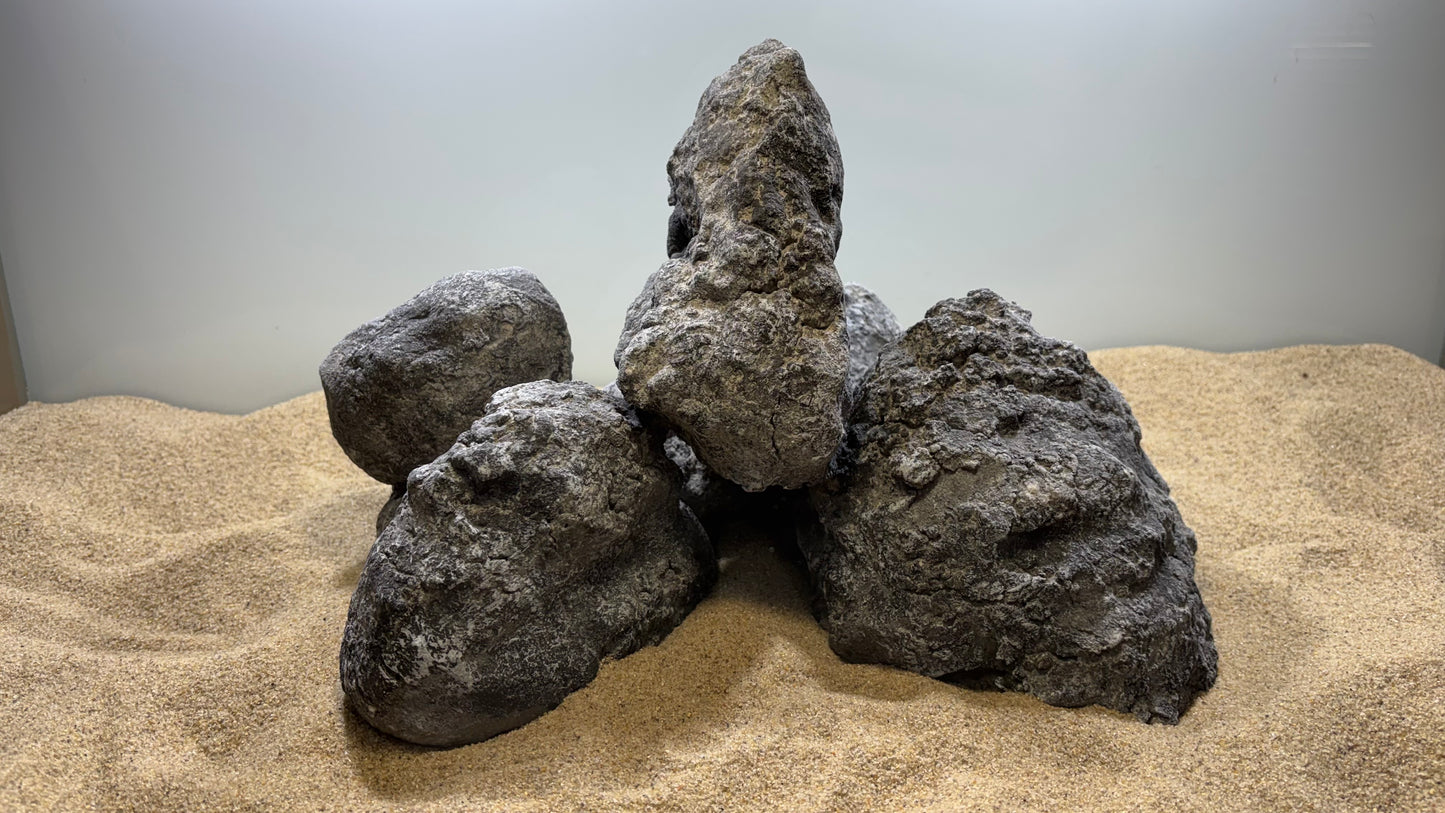 „Handgefertigte Aquarium-Höhlenlandschaft aus 100 % aquariensicherem Material – mehrere große und kleine Höhlen sowie Überhänge als Versteck- und Laichplätze für Welse, Garnelen, Apistogramma und andere Höhlenbrüter. Jedes Stück ein echtes Unikat von Rock-Crafts.“