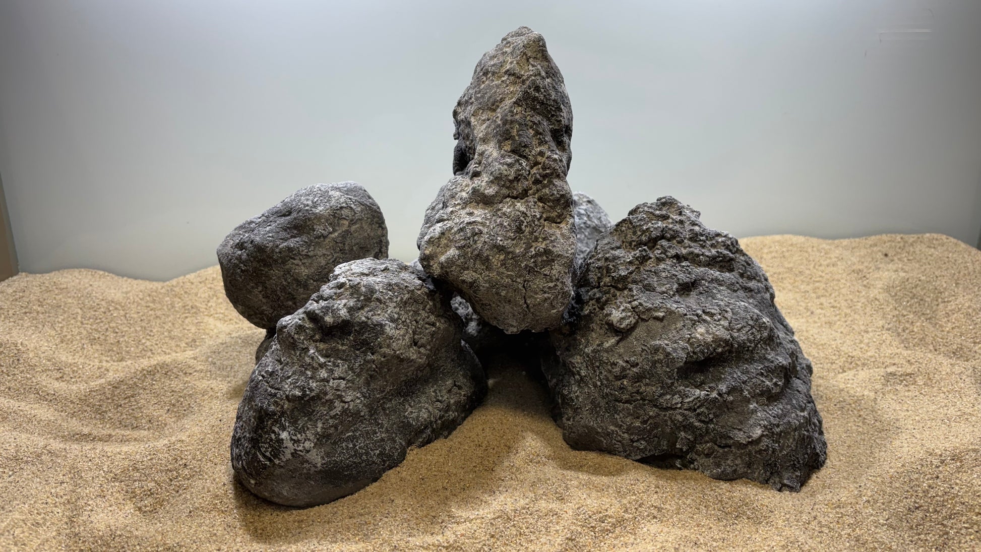 „Handgefertigte Aquarium-Höhlenlandschaft aus 100 % aquariensicherem Material – mehrere große und kleine Höhlen sowie Überhänge als Versteck- und Laichplätze für Welse, Garnelen, Apistogramma und andere Höhlenbrüter. Jedes Stück ein echtes Unikat von Rock-Crafts.“