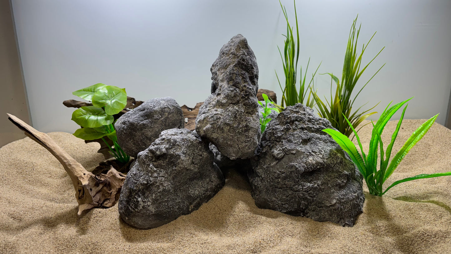 „Handgefertigte Aquariendekoration aus aquariensicherem Höhlenfelsen und natürlicher Wurzel – kombiniert zahlreiche Verstecke, Höhlen und Aufwuchsfäche, perfekt für Garnelen, Welse, Apistogramma und ein natürliches Aquascape. Jedes Stück ein Unikat von Rock-Crafts.“