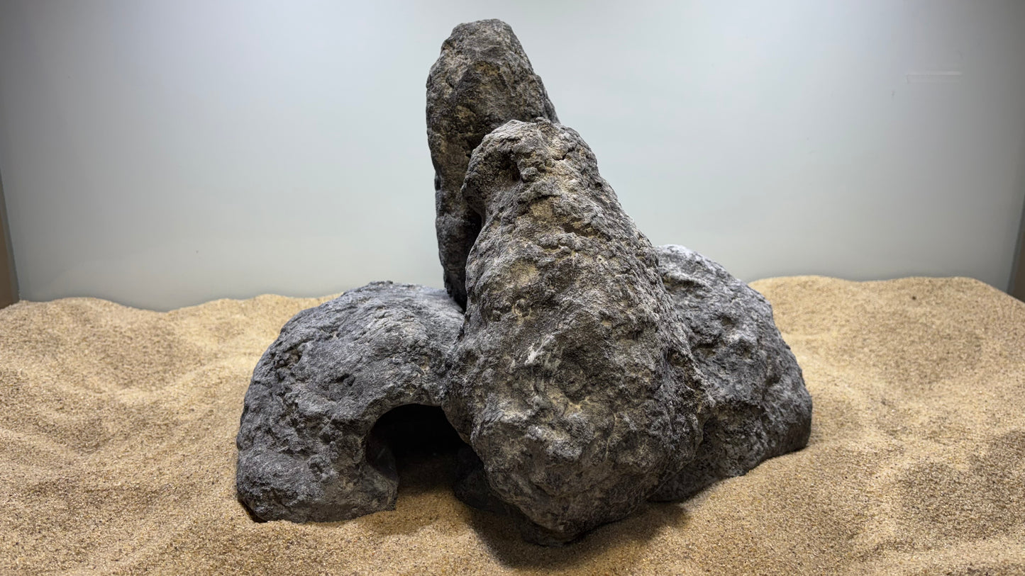 „Handgefertigte Aquarium-Höhlenlandschaft aus 100 % aquariensicherem Material – mehrere große und kleine Höhlen sowie Überhänge als Versteck- und Laichplätze für Welse, Garnelen, Apistogramma und andere Höhlenbrüter. Jedes Stück ein echtes Unikat von Rock-Crafts.“