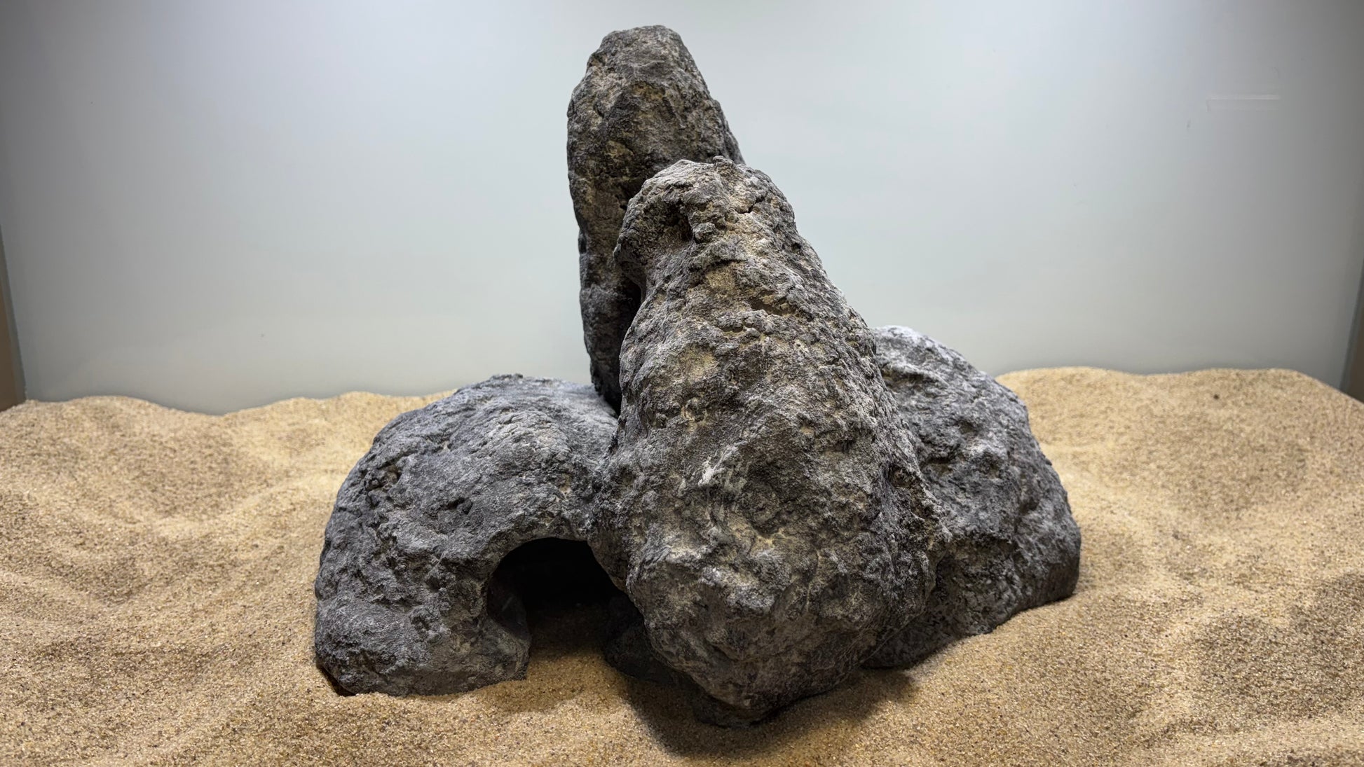 „Handgefertigte Aquarium-Höhlenlandschaft aus 100 % aquariensicherem Material – mehrere große und kleine Höhlen sowie Überhänge als Versteck- und Laichplätze für Welse, Garnelen, Apistogramma und andere Höhlenbrüter. Jedes Stück ein echtes Unikat von Rock-Crafts.“