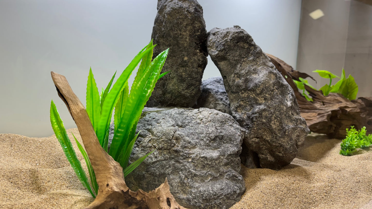 „Handgefertigte Aquarium-Höhlenlandschaft aus 100 % aquariensicherem Material – bietet zahlreiche Höhlen, Überhänge und Versteckmöglichkeiten für Garnelen, Welse, Apistogramma und andere Höhlenbrüter. Jedes Stück ein echtes Unikat von Rock-Crafts.“