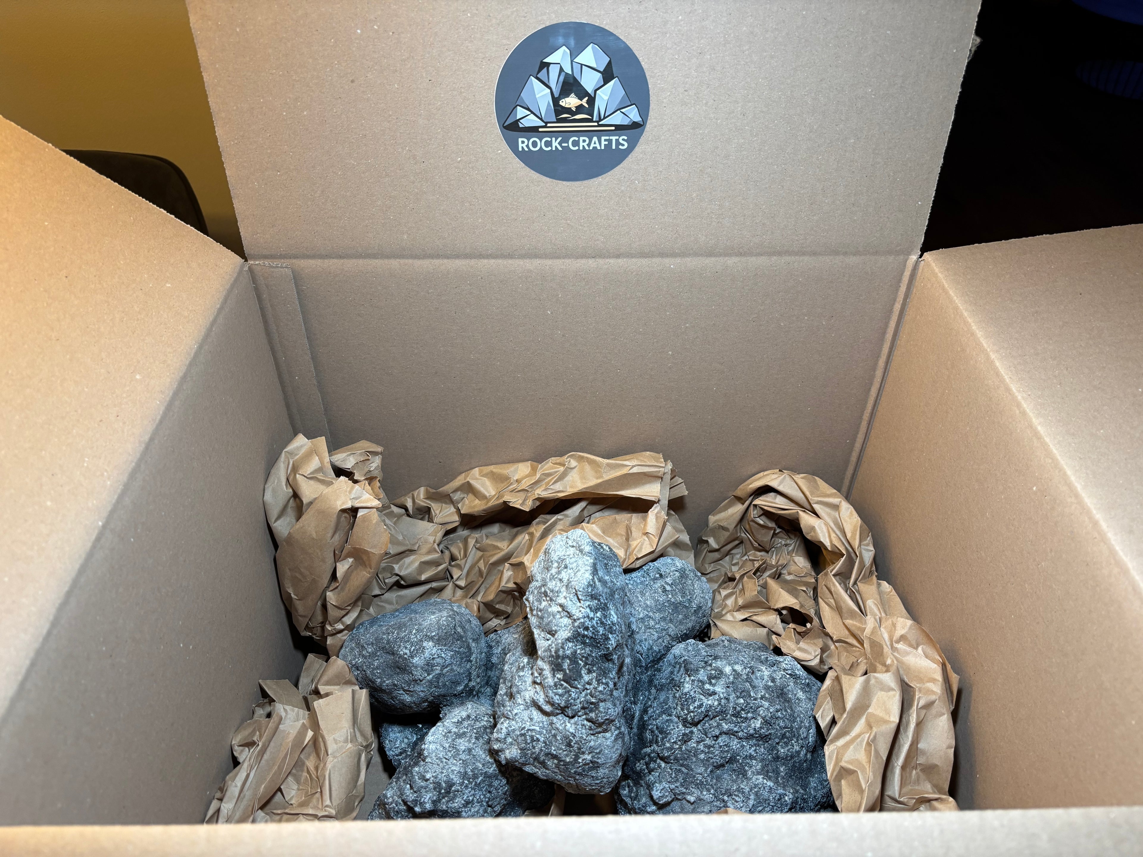 „Sicher und bruchsicher verpackte Rock-Crafts Aquarium-Höhlenfelsen – jedes Stück einzeln in Papier eingewickelt und stoßgeschützt im Karton, versandfertig und sofort einsetzbar.“