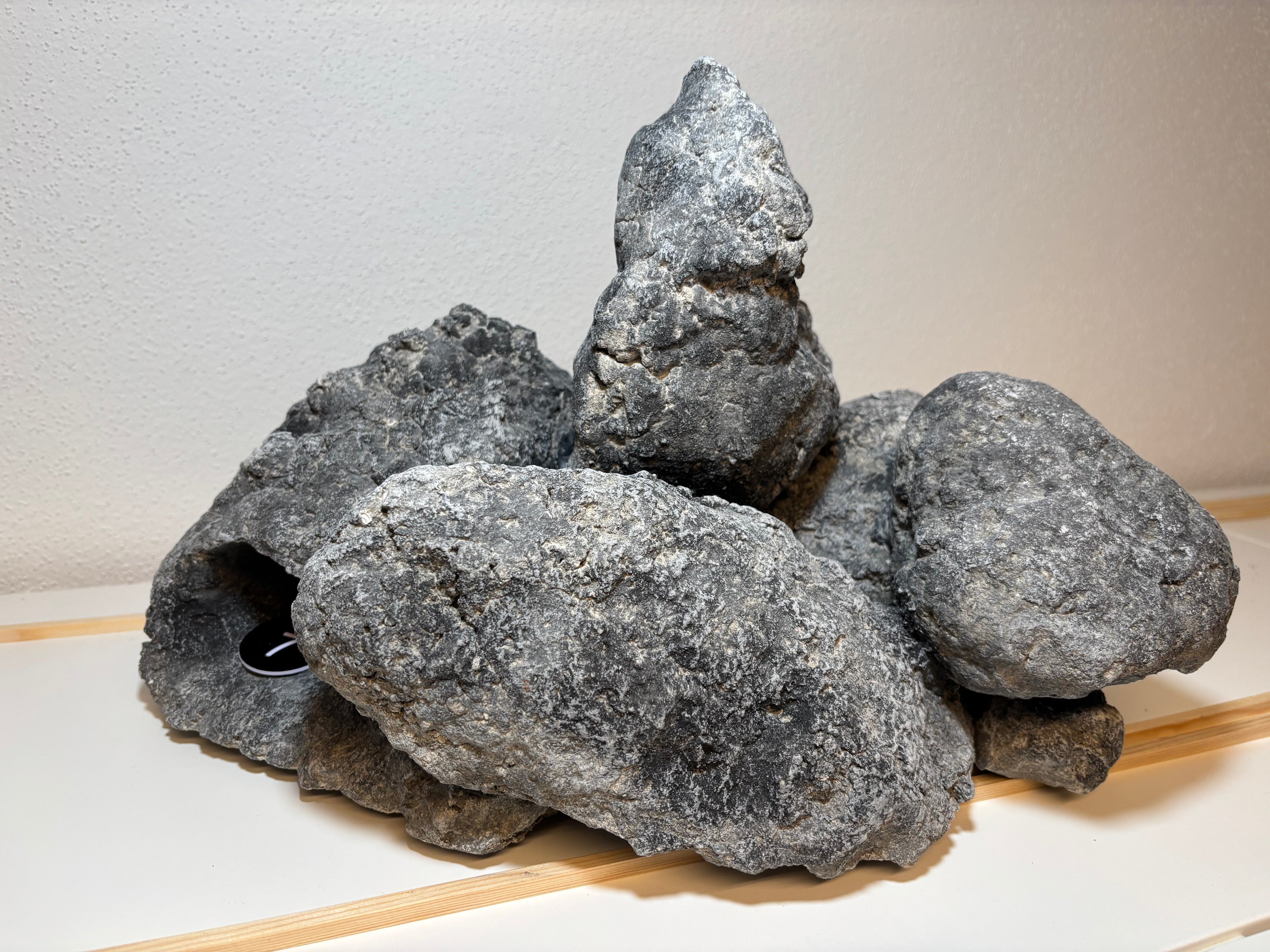 „Beeindruckender trockener Felsaufbau im klassischen Malawi-Stil: große, rauhe Lochgesteine mit zahlreichen Höhlen, Spalten und Plateaus – perfekt als Rückwand und Versteckmöglichkeit für Malawi-Cichliden.“