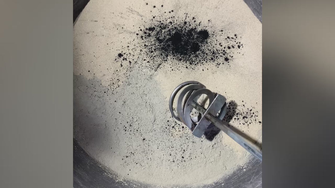 „Video: Herstellung eines Rock-Crafts Aquariumfelsens – Zement, Sand, Perlit und Wasser werden im Mischgerät zu einer sicheren, giftfreien Masse verarbeitet.“